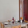 Sala da pranzo con tavolo e sedie, stanza sullo sfondo.