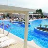 Piscina con area relax e lettini.