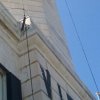 Angolo di un edificio con cielo blu.
