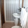 Bagno con lavandino, bidet e asciugamani bianchi.