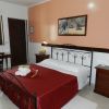 Camera con letto matrimoniale, pareti beige.