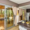 Cucina moderna con porte scorrevoli su terrazza.