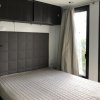 Camera da letto con letto matrimoniale e armadi scuri.