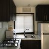Cucina moderna con fornelli, lavandino e frigorifero.