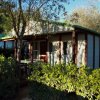 Cottage tra cespugli e alberi.