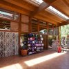 Un bazar con esposizione di cappelli e souvenir.