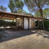 Gazebo rustico con tavolo da picnic.