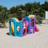 Un piccolo scivolo colorato su una spiaggia sabbiosa.