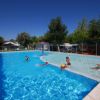 Piscina con bambini che giocano e un fungo d'acqua.