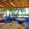 Ristorante all'aperto con tavoli apparecchiati.