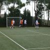 Partita di calcio su un campo all'aperto.