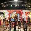 Spettacolo serale per bambini con animazione sul palco.