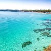 Costa con acqua cristallina e scogliere.