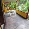 Veranda con tavolo e sedie bianche.