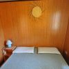 Camera da letto con pannelli di legno, letto matrimoniale, lampada blu e decorazione a parete.