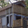 Casa su due livelli con terrazze in legno.
