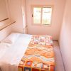 Una camera con letto matrimoniale e finestra.