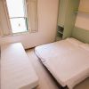 Stanza da letto con finestra e letto matrimoniale.