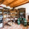 Scaffali con vini e prodotti alimentari.
