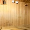 Interno di sauna in legno con panche e strumenti.