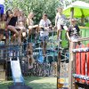 Bambini su una struttura da gioco all'aperto.