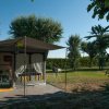 Tenda con veranda in un campeggio erboso.