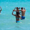 Persone che giocano in mare.