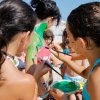 Bambini che dipingono a un'attività all'aperto.