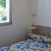 Una camera da letto con finestra e copriletto floreale.