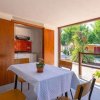 Veranda con tavolo e sedie, vista su giardino.