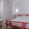 Camera da letto con letto rosso e luci accese.