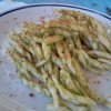 Piatto di fusilli con pesto.