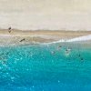 Vista aerea di una spiaggia con persone in acqua.