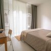 Camera da letto con scrivania, letto doppio e tende.
