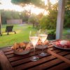 Tavolo con spuntini e calici di vino.