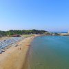 Panoramica di spiaggia, mare e torre storica.
