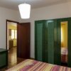 Camera da letto con armadio verde e scrivania.