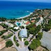 Vista aerea di un resort vicino al mare.