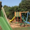 Scivoli colorati e altalene in un parco giochi all'aperto.