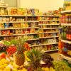 Scaffali di supermercato con frutta e prodotti confezionati.