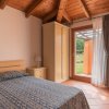 Camera da letto con tetto in legno e porta finestra.