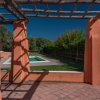 Pergolato con vista su piscina rettangolare.