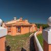 Casa arancione con vialetto di pietra.