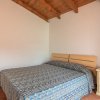 Letto matrimoniale con copriletto blu.