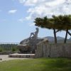 Statua su una roccia accanto ad alberi.