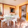 Veranda con tavolo, sedie e porta di legno.