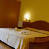 Camera d'albergo con letto matrimoniale e armadio.