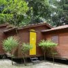 Bungalow in legno con porte gialle nel bosco.