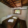 Interno di una camera con letto matrimoniale e finestra.