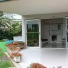 Patio con giardino e porte scorrevoli.